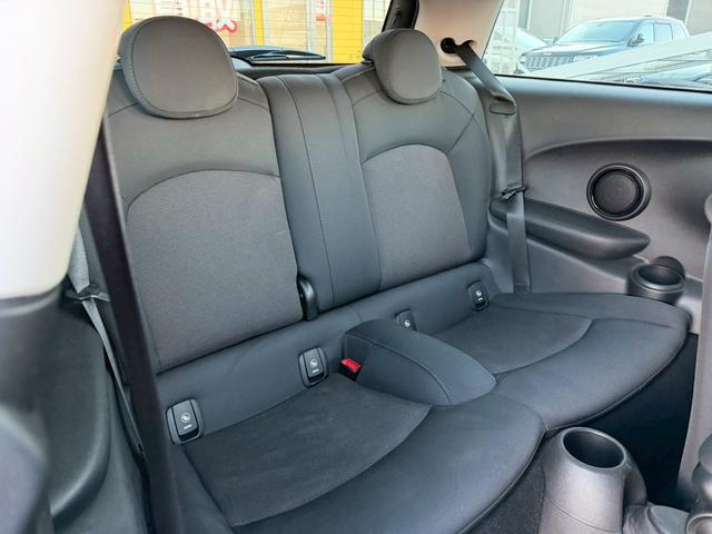 ＭＩＮＩ クーパーＤ　メーカーナビ　ＬＥＤライトパッケージ　パーキングアシストパッケージ　ペッパーパッケージ　バックモニター　ＥＴＣ　純正ＡＷ　ツートンルーフ　革巻きステアリングホイール　Ｂｌｕｅｔｏｏｔｈ　ドラレコ　禁煙（11枚目）