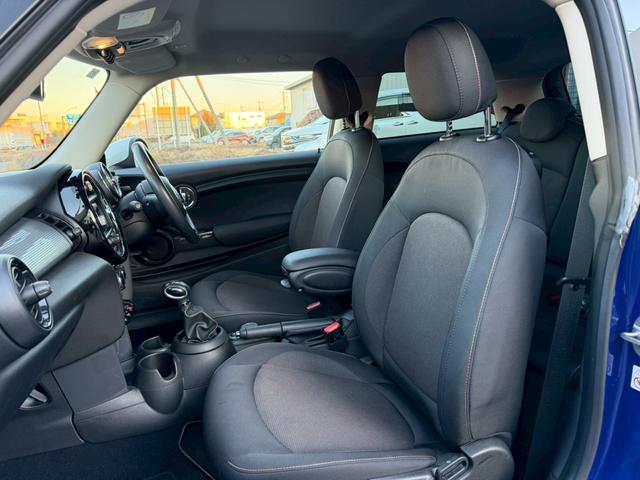 ＭＩＮＩ クーパーＤ　メーカーナビ　ＬＥＤライトパッケージ　パーキングアシストパッケージ　ペッパーパッケージ　バックモニター　ＥＴＣ　純正ＡＷ　ツートンルーフ　革巻きステアリングホイール　Ｂｌｕｅｔｏｏｔｈ　ドラレコ　禁煙（12枚目）