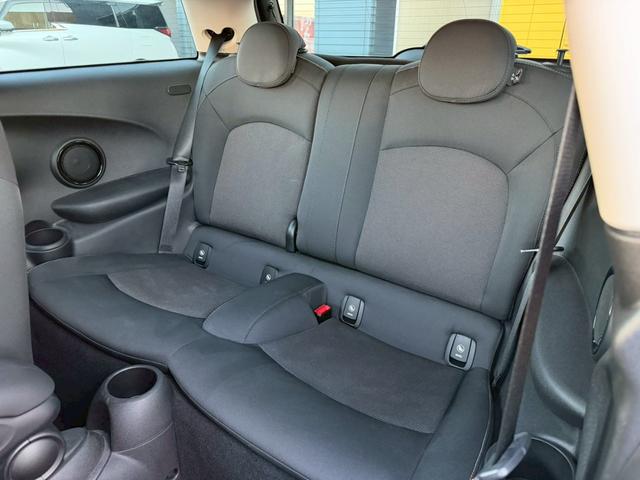 ＭＩＮＩ クーパーＤ　メーカーナビ　ＬＥＤライトパッケージ　パーキングアシストパッケージ　ペッパーパッケージ　バックモニター　ＥＴＣ　純正ＡＷ　ツートンルーフ　革巻きステアリングホイール　Ｂｌｕｅｔｏｏｔｈ　ドラレコ　禁煙（13枚目）