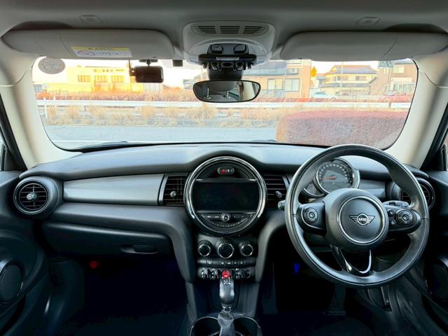 ＭＩＮＩ クーパーＤ　メーカーナビ　ＬＥＤライトパッケージ　パーキングアシストパッケージ　ペッパーパッケージ　バックモニター　ＥＴＣ　純正ＡＷ　ツートンルーフ　革巻きステアリングホイール　Ｂｌｕｅｔｏｏｔｈ　ドラレコ　禁煙（16枚目）
