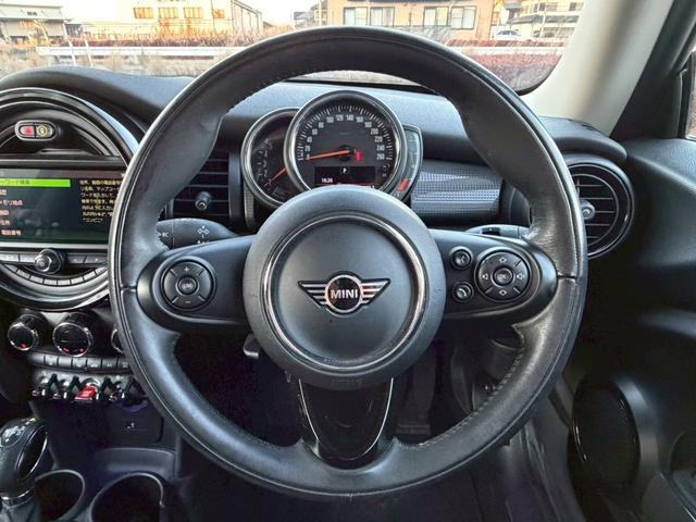 ＭＩＮＩ クーパーＤ　メーカーナビ　ＬＥＤライトパッケージ　パーキングアシストパッケージ　ペッパーパッケージ　バックモニター　ＥＴＣ　純正ＡＷ　ツートンルーフ　革巻きステアリングホイール　Ｂｌｕｅｔｏｏｔｈ　ドラレコ　禁煙（17枚目）