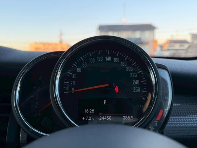 ＭＩＮＩ クーパーＤ　メーカーナビ　ＬＥＤライトパッケージ　パーキングアシストパッケージ　ペッパーパッケージ　バックモニター　ＥＴＣ　純正ＡＷ　ツートンルーフ　革巻きステアリングホイール　Ｂｌｕｅｔｏｏｔｈ　ドラレコ　禁煙（18枚目）