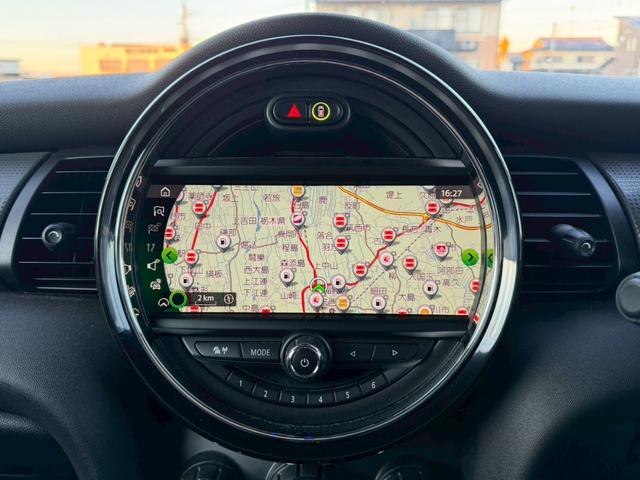 ＭＩＮＩ クーパーＤ　メーカーナビ　ＬＥＤライトパッケージ　パーキングアシストパッケージ　ペッパーパッケージ　バックモニター　ＥＴＣ　純正ＡＷ　ツートンルーフ　革巻きステアリングホイール　Ｂｌｕｅｔｏｏｔｈ　ドラレコ　禁煙（19枚目）