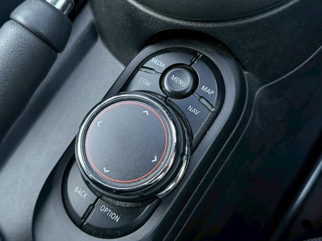 ＭＩＮＩ クーパーＤ　メーカーナビ　ＬＥＤライトパッケージ　パーキングアシストパッケージ　ペッパーパッケージ　バックモニター　ＥＴＣ　純正ＡＷ　ツートンルーフ　革巻きステアリングホイール　Ｂｌｕｅｔｏｏｔｈ　ドラレコ　禁煙（31枚目）