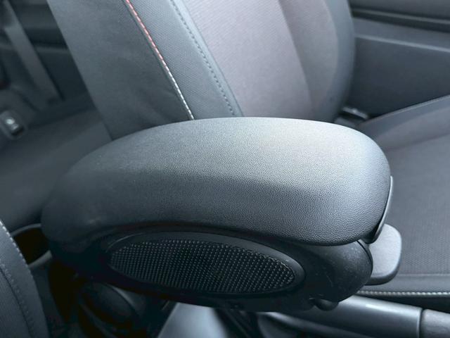 ＭＩＮＩ クーパーＤ　メーカーナビ　ＬＥＤライトパッケージ　パーキングアシストパッケージ　ペッパーパッケージ　バックモニター　ＥＴＣ　純正ＡＷ　ツートンルーフ　革巻きステアリングホイール　Ｂｌｕｅｔｏｏｔｈ　ドラレコ　禁煙（32枚目）