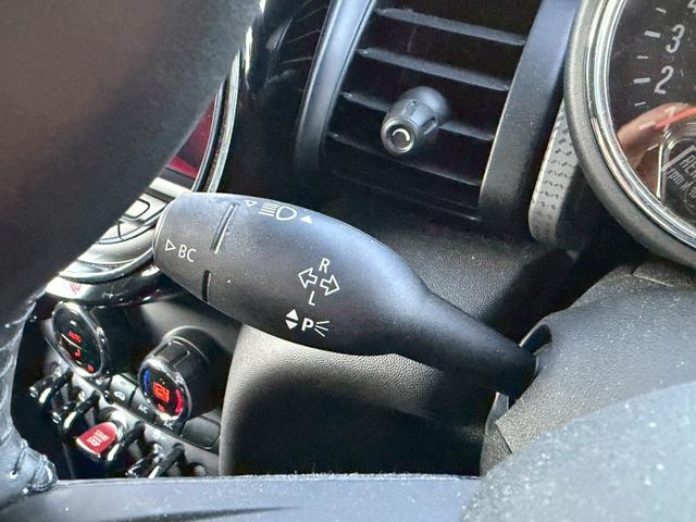 ＭＩＮＩ クーパーＤ　メーカーナビ　ＬＥＤライトパッケージ　パーキングアシストパッケージ　ペッパーパッケージ　バックモニター　ＥＴＣ　純正ＡＷ　ツートンルーフ　革巻きステアリングホイール　Ｂｌｕｅｔｏｏｔｈ　ドラレコ　禁煙（35枚目）