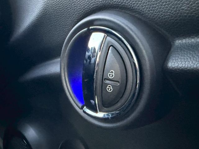 ＭＩＮＩ クーパーＤ　メーカーナビ　ＬＥＤライトパッケージ　パーキングアシストパッケージ　ペッパーパッケージ　バックモニター　ＥＴＣ　純正ＡＷ　ツートンルーフ　革巻きステアリングホイール　Ｂｌｕｅｔｏｏｔｈ　ドラレコ　禁煙（37枚目）