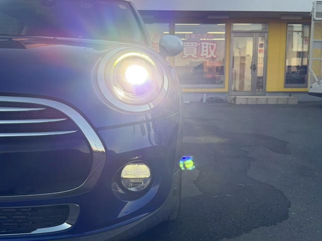 ＭＩＮＩ クーパーＤ　メーカーナビ　ＬＥＤライトパッケージ　パーキングアシストパッケージ　ペッパーパッケージ　バックモニター　ＥＴＣ　純正ＡＷ　ツートンルーフ　革巻きステアリングホイール　Ｂｌｕｅｔｏｏｔｈ　ドラレコ　禁煙（52枚目）