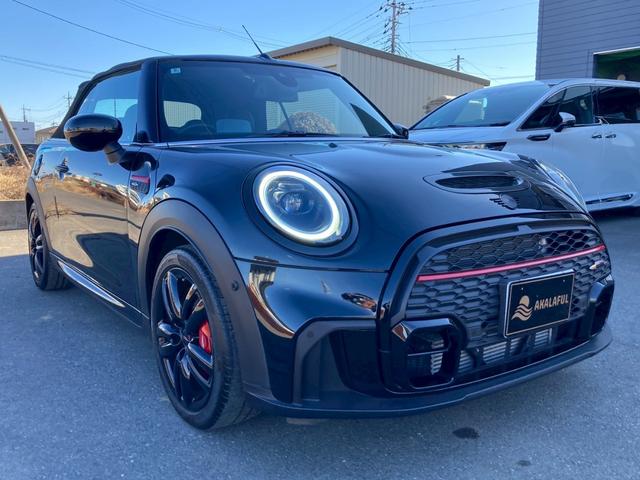 ＭＩＮＩ ジョンクーパーワークス　コンバーチブル　ＪＣＷトリム　メーカーナビ　ジョンクーパーワークストリム（グレーアクセント入黒レザーシート／アダプティブサスペンション／ピアノブラックエクステリア）　ユニオンジャック柄ソフトマップ　クルコン　バックモニター　禁煙車（3枚目）