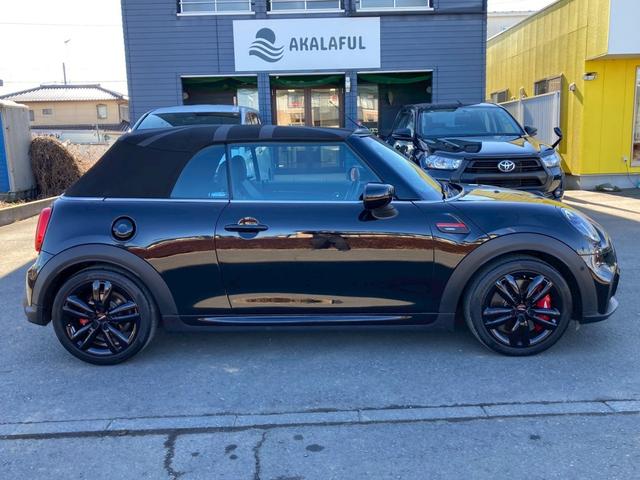 ＭＩＮＩ ジョンクーパーワークス　コンバーチブル　ＪＣＷトリム　メーカーナビ　ジョンクーパーワークストリム（グレーアクセント入黒レザーシート／アダプティブサスペンション／ピアノブラックエクステリア）　ユニオンジャック柄ソフトマップ　クルコン　バックモニター　禁煙車（5枚目）