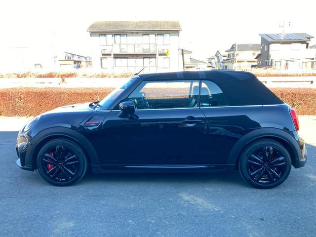 ＭＩＮＩ ジョンクーパーワークス　コンバーチブル　ＪＣＷトリム　メーカーナビ　ジョンクーパーワークストリム（グレーアクセント入黒レザーシート／アダプティブサスペンション／ピアノブラックエクステリア）　ユニオンジャック柄ソフトマップ　クルコン　バックモニター　禁煙車（6枚目）