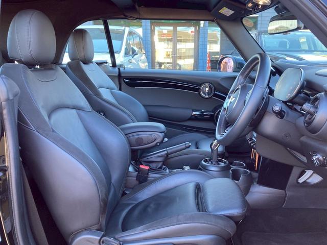 ＭＩＮＩ ジョンクーパーワークス　コンバーチブル　ＪＣＷトリム　メーカーナビ　ジョンクーパーワークストリム（グレーアクセント入黒レザーシート／アダプティブサスペンション／ピアノブラックエクステリア）　ユニオンジャック柄ソフトマップ　クルコン　バックモニター　禁煙車（10枚目）