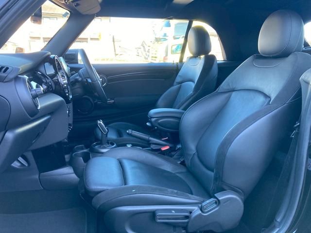 ＭＩＮＩ ジョンクーパーワークス　コンバーチブル　ＪＣＷトリム　メーカーナビ　ジョンクーパーワークストリム（グレーアクセント入黒レザーシート／アダプティブサスペンション／ピアノブラックエクステリア）　ユニオンジャック柄ソフトマップ　クルコン　バックモニター　禁煙車（12枚目）