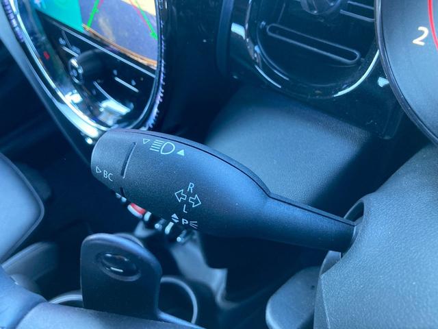 ＭＩＮＩ ジョンクーパーワークス　コンバーチブル　ＪＣＷトリム　メーカーナビ　ジョンクーパーワークストリム（グレーアクセント入黒レザーシート／アダプティブサスペンション／ピアノブラックエクステリア）　ユニオンジャック柄ソフトマップ　クルコン　バックモニター　禁煙車（24枚目）