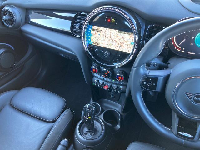 ＭＩＮＩ ジョンクーパーワークス　コンバーチブル　ＪＣＷトリム　メーカーナビ　ジョンクーパーワークストリム（グレーアクセント入黒レザーシート／アダプティブサスペンション／ピアノブラックエクステリア）　ユニオンジャック柄ソフトマップ　クルコン　バックモニター　禁煙車（27枚目）