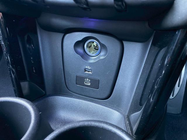 ＭＩＮＩ ジョンクーパーワークス　コンバーチブル　ＪＣＷトリム　メーカーナビ　ジョンクーパーワークストリム（グレーアクセント入黒レザーシート／アダプティブサスペンション／ピアノブラックエクステリア）　ユニオンジャック柄ソフトマップ　クルコン　バックモニター　禁煙車（30枚目）