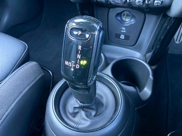 ＭＩＮＩ ジョンクーパーワークス　コンバーチブル　ＪＣＷトリム　メーカーナビ　ジョンクーパーワークストリム（グレーアクセント入黒レザーシート／アダプティブサスペンション／ピアノブラックエクステリア）　ユニオンジャック柄ソフトマップ　クルコン　バックモニター　禁煙車（32枚目）