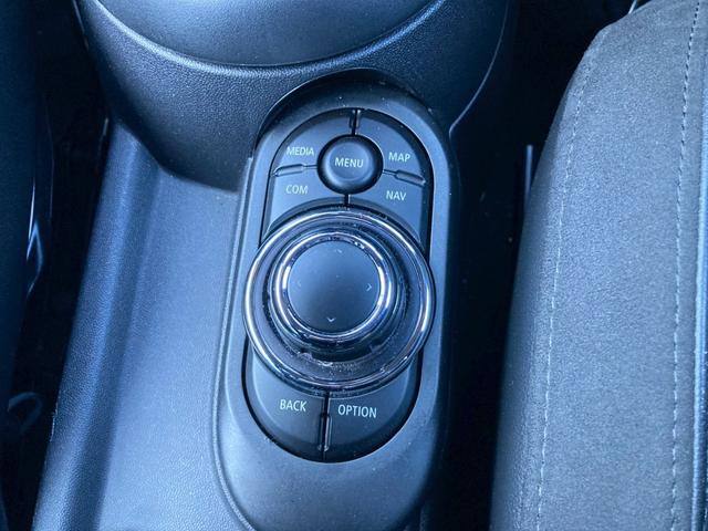 ＭＩＮＩ ジョンクーパーワークス　コンバーチブル　ＪＣＷトリム　メーカーナビ　ジョンクーパーワークストリム（グレーアクセント入黒レザーシート／アダプティブサスペンション／ピアノブラックエクステリア）　ユニオンジャック柄ソフトマップ　クルコン　バックモニター　禁煙車（33枚目）