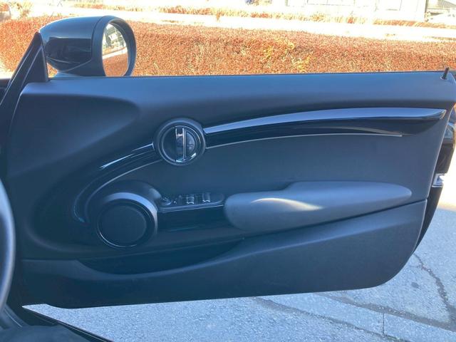 ＭＩＮＩ ジョンクーパーワークス　コンバーチブル　ＪＣＷトリム　メーカーナビ　ジョンクーパーワークストリム（グレーアクセント入黒レザーシート／アダプティブサスペンション／ピアノブラックエクステリア）　ユニオンジャック柄ソフトマップ　クルコン　バックモニター　禁煙車（37枚目）