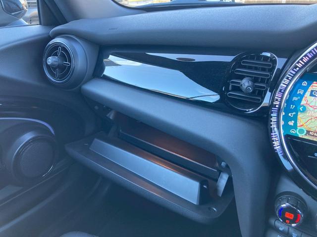 ＭＩＮＩ ジョンクーパーワークス　コンバーチブル　ＪＣＷトリム　メーカーナビ　ジョンクーパーワークストリム（グレーアクセント入黒レザーシート／アダプティブサスペンション／ピアノブラックエクステリア）　ユニオンジャック柄ソフトマップ　クルコン　バックモニター　禁煙車（43枚目）