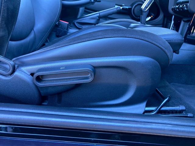 ＭＩＮＩ ジョンクーパーワークス　コンバーチブル　ＪＣＷトリム　メーカーナビ　ジョンクーパーワークストリム（グレーアクセント入黒レザーシート／アダプティブサスペンション／ピアノブラックエクステリア）　ユニオンジャック柄ソフトマップ　クルコン　バックモニター　禁煙車（53枚目）