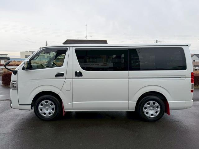 ハイエースバン スーパーＧＬ　ダークプライムＩＩ　純正ナビ　両側パワースライドドア　パノラミックビューモニター　セーフティセンス　ＴＲＤフロントスポイラー　ＴＲＤマッドフラップ　ＡＣ１００Ｖ電源　ＴＶ　プッシュスタート　リアヒータークーラー　禁煙車（5枚目）
