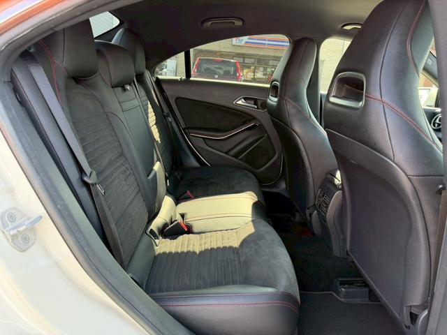 ＣＬＡクラス ＣＬＡ１８０　ＡＭＧライン　純正ナビ　レーダーセーフティパッケージ　パークトロニック　アクティブパーキングアシスト　シートヒーター　ＴＶ　バックモニター　ＨＩＤヘッドランプ　純正１８ＡＷ　ロゴ入ブレーキキャリパー　パドルシフト（10枚目）
