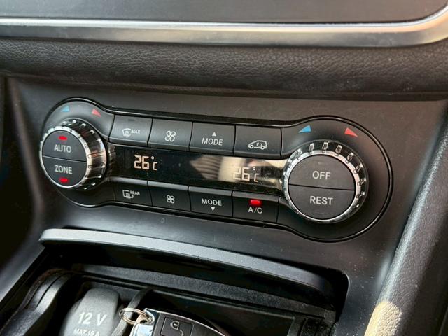 ＣＬＡクラス ＣＬＡ１８０　ＡＭＧライン　純正ナビ　レーダーセーフティパッケージ　パークトロニック　アクティブパーキングアシスト　シートヒーター　ＴＶ　バックモニター　ＨＩＤヘッドランプ　純正１８ＡＷ　ロゴ入ブレーキキャリパー　パドルシフト（22枚目）