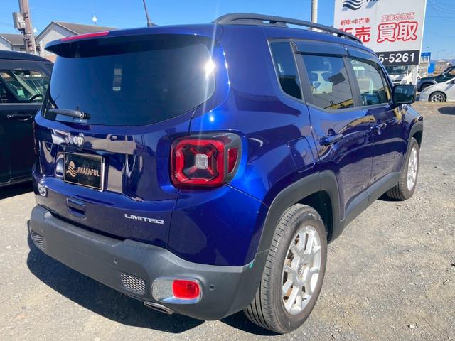 ジープ・レネゲード リミテッド　メーカー８．４型ナビ　レザーシート　バックモニター　アダプティブクルーズコントロール　ＬＥＤヘッドランプ　　シートヒーター　パワーシート　ルーフレール　クロームマフラーカッター　ヒーテッドステアリング（7枚目）