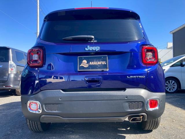 ジープ・レネゲード リミテッド　メーカー８．４型ナビ　レザーシート　バックモニター　アダプティブクルーズコントロール　ＬＥＤヘッドランプ　　シートヒーター　パワーシート　ルーフレール　クロームマフラーカッター　ヒーテッドステアリング（9枚目）