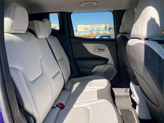 ジープ・レネゲード リミテッド　メーカー８．４型ナビ　レザーシート　バックモニター　アダプティブクルーズコントロール　ＬＥＤヘッドランプ　　シートヒーター　パワーシート　ルーフレール　クロームマフラーカッター　ヒーテッドステアリング（11枚目）