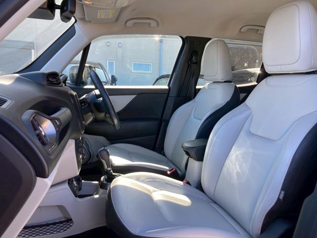 ジープ・レネゲード リミテッド　メーカー８．４型ナビ　レザーシート　バックモニター　アダプティブクルーズコントロール　ＬＥＤヘッドランプ　　シートヒーター　パワーシート　ルーフレール　クロームマフラーカッター　ヒーテッドステアリング（12枚目）