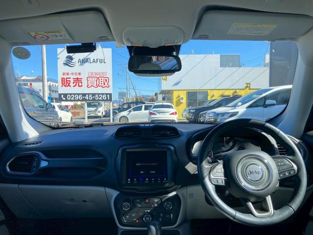 ジープ・レネゲード リミテッド　メーカー８．４型ナビ　レザーシート　バックモニター　アダプティブクルーズコントロール　ＬＥＤヘッドランプ　　シートヒーター　パワーシート　ルーフレール　クロームマフラーカッター　ヒーテッドステアリング（16枚目）