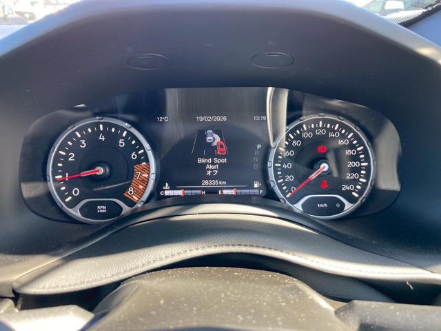 ジープ・レネゲード リミテッド　メーカー８．４型ナビ　レザーシート　バックモニター　アダプティブクルーズコントロール　ＬＥＤヘッドランプ　　シートヒーター　パワーシート　ルーフレール　クロームマフラーカッター　ヒーテッドステアリング（18枚目）