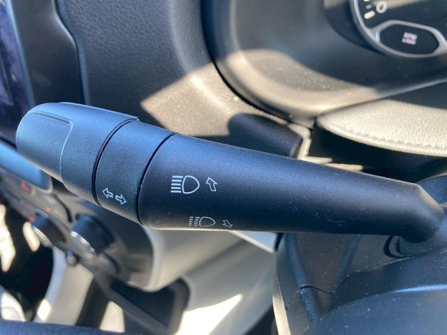ジープ・レネゲード リミテッド　メーカー８．４型ナビ　レザーシート　バックモニター　アダプティブクルーズコントロール　ＬＥＤヘッドランプ　　シートヒーター　パワーシート　ルーフレール　クロームマフラーカッター　ヒーテッドステアリング（24枚目）