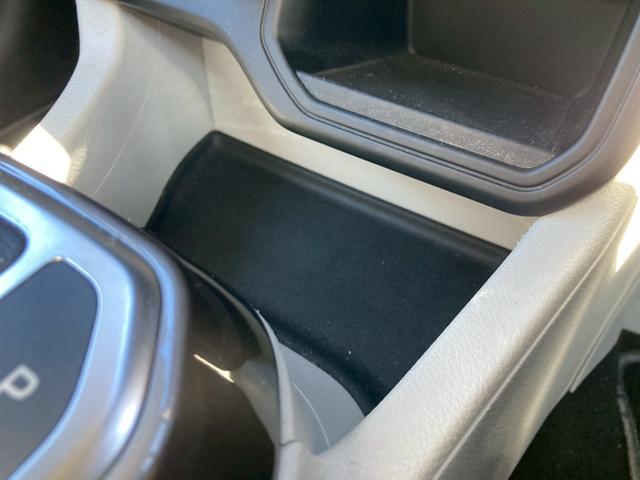 ジープ・レネゲード リミテッド　メーカー８．４型ナビ　レザーシート　バックモニター　アダプティブクルーズコントロール　ＬＥＤヘッドランプ　　シートヒーター　パワーシート　ルーフレール　クロームマフラーカッター　ヒーテッドステアリング（30枚目）