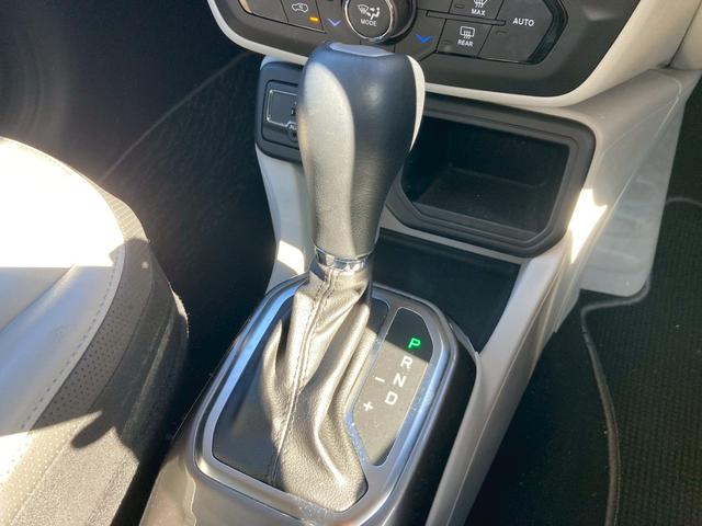 ジープ・レネゲード リミテッド　メーカー８．４型ナビ　レザーシート　バックモニター　アダプティブクルーズコントロール　ＬＥＤヘッドランプ　　シートヒーター　パワーシート　ルーフレール　クロームマフラーカッター　ヒーテッドステアリング（31枚目）