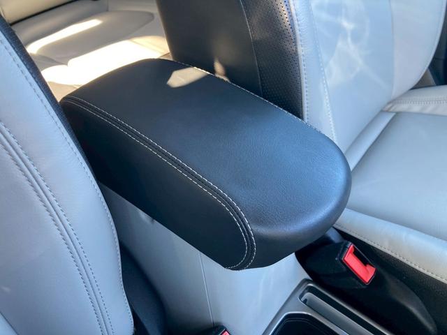 ジープ・レネゲード リミテッド　メーカー８．４型ナビ　レザーシート　バックモニター　アダプティブクルーズコントロール　ＬＥＤヘッドランプ　　シートヒーター　パワーシート　ルーフレール　クロームマフラーカッター　ヒーテッドステアリング（34枚目）