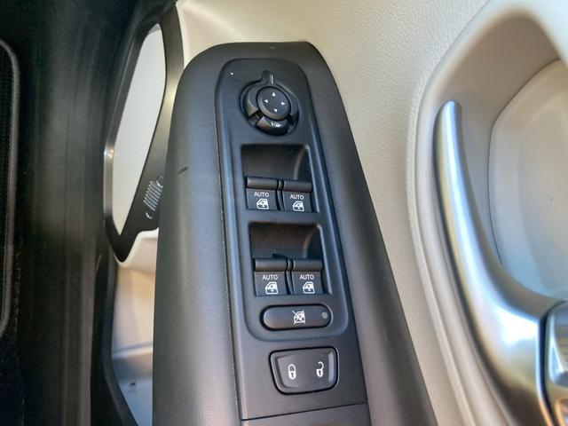 ジープ・レネゲード リミテッド　メーカー８．４型ナビ　レザーシート　バックモニター　アダプティブクルーズコントロール　ＬＥＤヘッドランプ　　シートヒーター　パワーシート　ルーフレール　クロームマフラーカッター　ヒーテッドステアリング（37枚目）