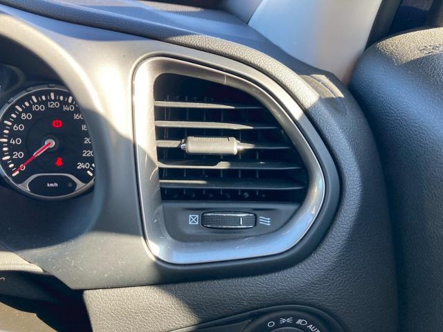 ジープ・レネゲード リミテッド　メーカー８．４型ナビ　レザーシート　バックモニター　アダプティブクルーズコントロール　ＬＥＤヘッドランプ　　シートヒーター　パワーシート　ルーフレール　クロームマフラーカッター　ヒーテッドステアリング（38枚目）