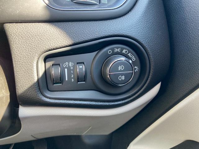 ジープ・レネゲード リミテッド　メーカー８．４型ナビ　レザーシート　バックモニター　アダプティブクルーズコントロール　ＬＥＤヘッドランプ　　シートヒーター　パワーシート　ルーフレール　クロームマフラーカッター　ヒーテッドステアリング（39枚目）