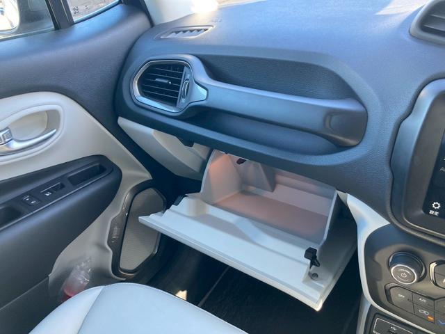 ジープ・レネゲード リミテッド　メーカー８．４型ナビ　レザーシート　バックモニター　アダプティブクルーズコントロール　ＬＥＤヘッドランプ　　シートヒーター　パワーシート　ルーフレール　クロームマフラーカッター　ヒーテッドステアリング（41枚目）