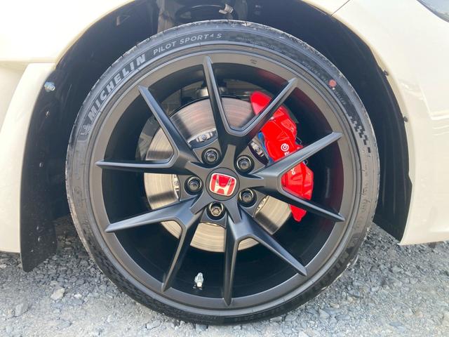 シビック タイプＲ　純正９型ディスプレイナビ　ホンダセンシング　バックモニター　ドライブモードスイッチ　フルＬＥＤヘッドランプ　ブラックリアスポイラー　地デジＴＶ　純正１９ＡＷ　レッドブレーキキャリパー　ワイヤレス充電器（64枚目）