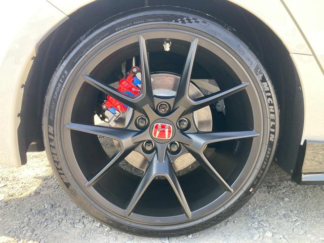 シビック タイプＲ　純正９型ディスプレイナビ　ホンダセンシング　バックモニター　ドライブモードスイッチ　フルＬＥＤヘッドランプ　ブラックリアスポイラー　地デジＴＶ　純正１９ＡＷ　レッドブレーキキャリパー　ワイヤレス充電器（65枚目）