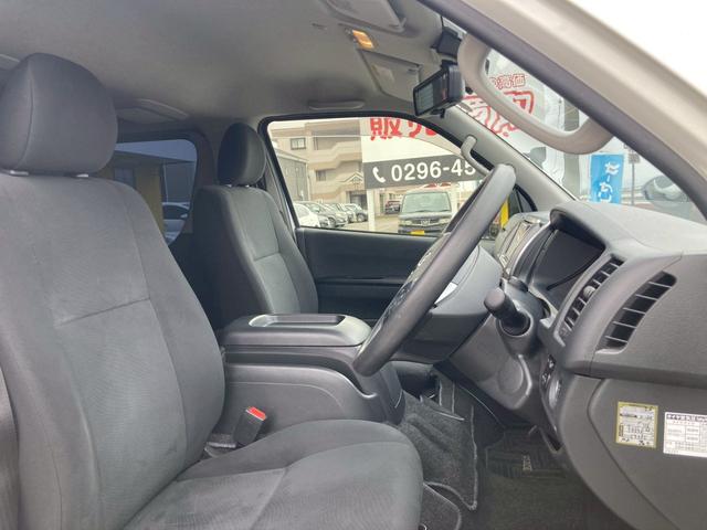 ハイエースバン ロングスーパーＧＬ　純正ナビ　両側パワースライドドア　セーフティセンス　パノラミックビューモニター　デジタルインナーミラー　ＬＥＤヘッドランプ　純正オプション１５ＡＷ　ＡＣ１００Ｖ電源　禁煙車　リアクーラー／ヒーター（10枚目）