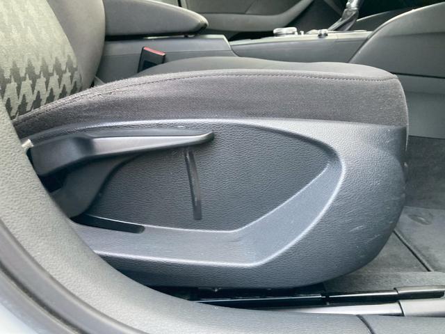 Ａ３ スポーツバック１．４ＴＦＳＩ　メーカーナビ（ＭＮＩナビゲーションパッケージ）　コンビニエンスパッケージ　バックモニター　ＨＩＤヘッドランプ　オートエアコン　純正１６ＡＷ　革巻きステアリングホイール　リアスポイラー　禁煙車（50枚目）