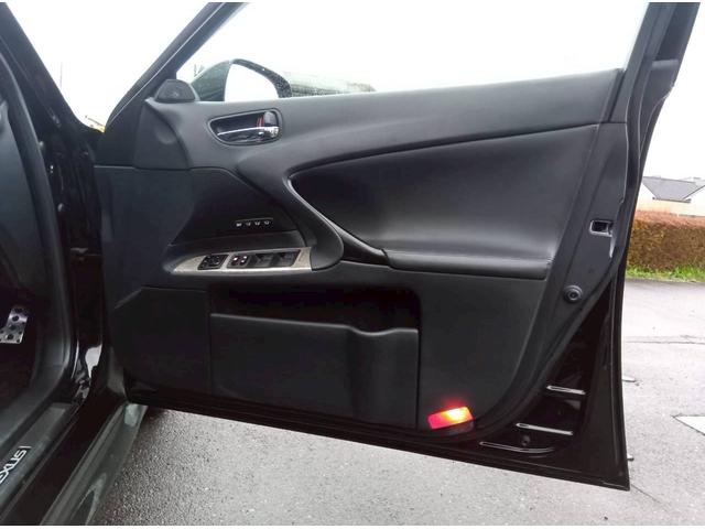 サンルーフ！マークレビンソンサラウンド！プリクラッシュセーフティシステム！レーダークルーズコントロール等オプション付きでおススメ車両です！自信の安心価格設定になっておりますのでお早めにお問い合わせを！