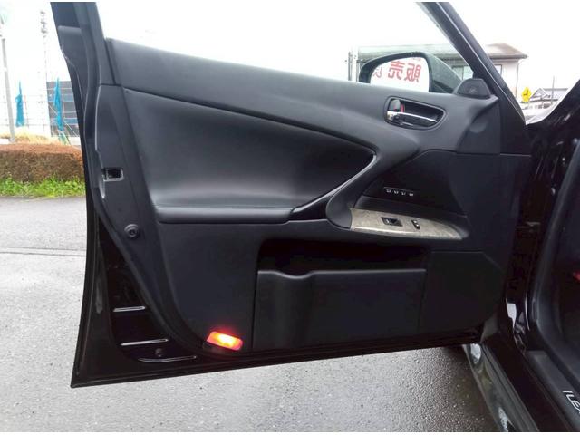 サンルーフ！マークレビンソンサラウンド！プリクラッシュセーフティシステム！レーダークルーズコントロール等オプション付きでおススメ車両です！自信の安心価格設定になっておりますのでお早めにお問い合わせを！