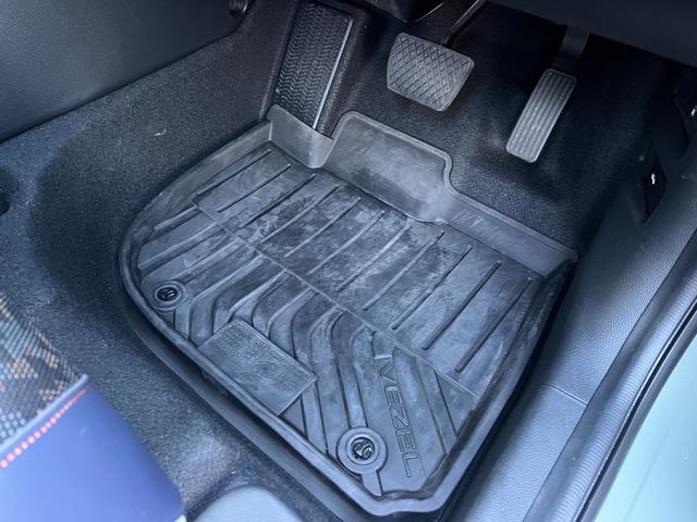 ヴェゼル ｅ：ＨＥＶＸ・ＨｕＮＴパッケージ　盗難防止システム　サイドエアバッグ　Ｂカメラ　クリアランスソナー　横滑り防止機能　スマートキー　禁煙　エアコン　運転席エアバッグ　キーレス　パワーウィンドウ　ＡＢＳ（33枚目）