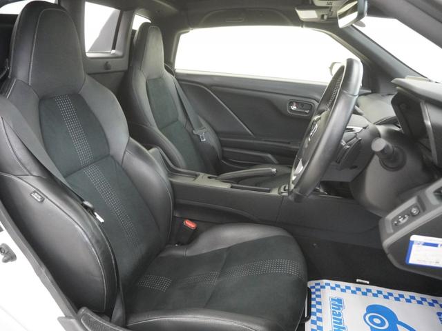 横Ｇを受けるワインディング走行時でも正確な運転操作を可能にするため、シートのホールド感を高め、ドライバーの腰を安定させることを追求した専用のスポーツシートです。